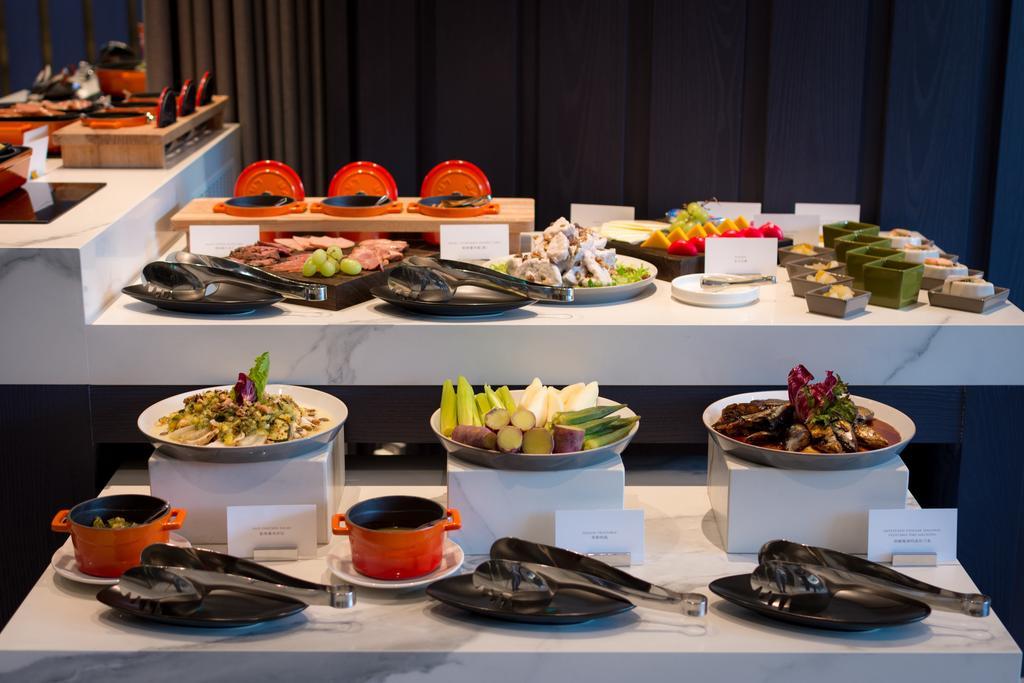 Park Lees Hotel Kaohsiung Exteriör bild A salad bar