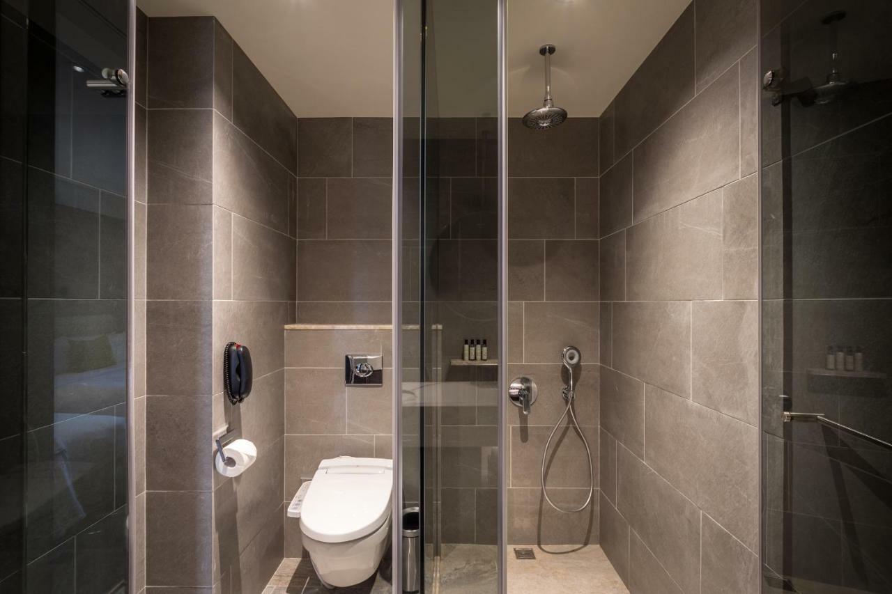 Park Lees Hotel Kaohsiung Exteriör bild A shower room in a hotel