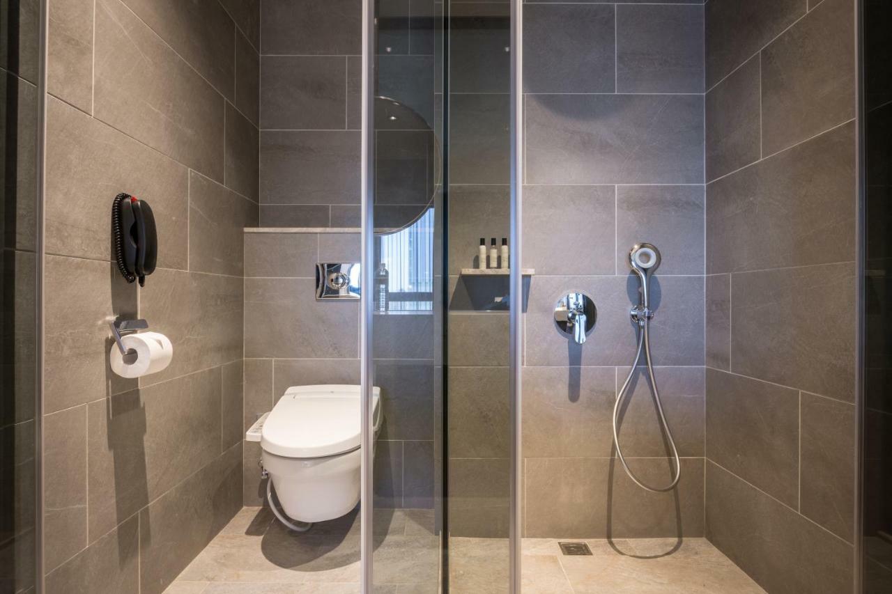 Park Lees Hotel Kaohsiung Exteriör bild A wet room in a hotel